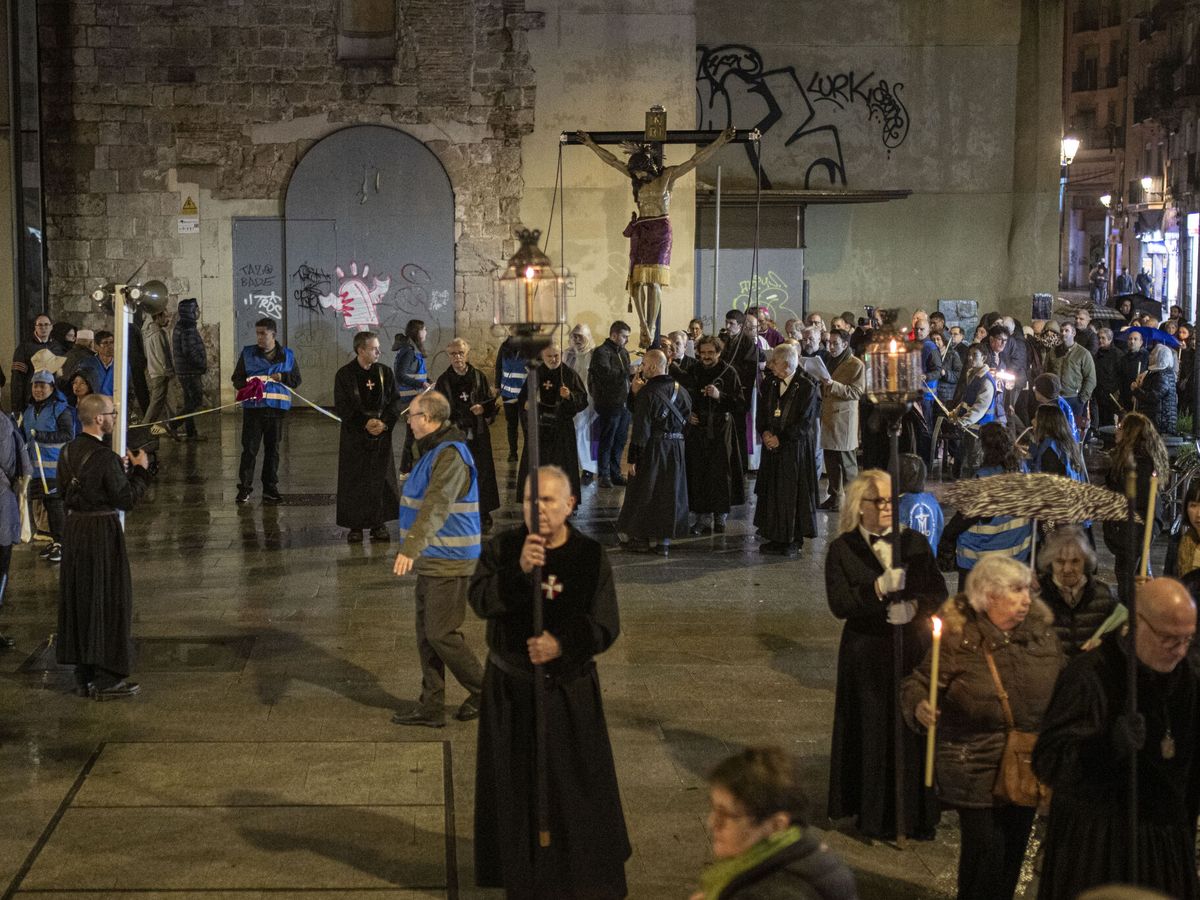 Foto: Procesión del Santo Cristo de la Sangre para pedir lluvia en Barcelona. (Europa Press/Lorena Sopena)