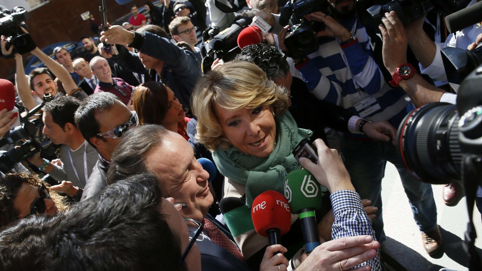 Foto: La presidenta del PP de Madrid, Esperanza Aguirre (c). (EFE)