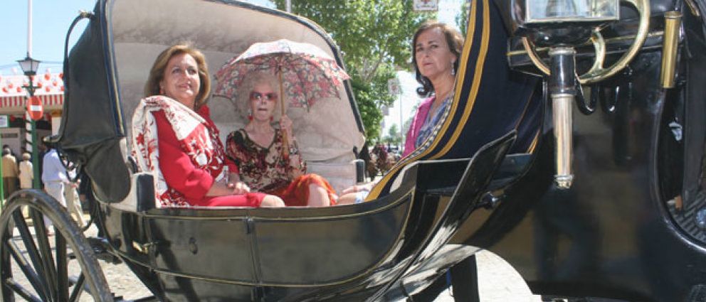 Foto: La duquesa de Alba aparca el coche de caballos por la crisis