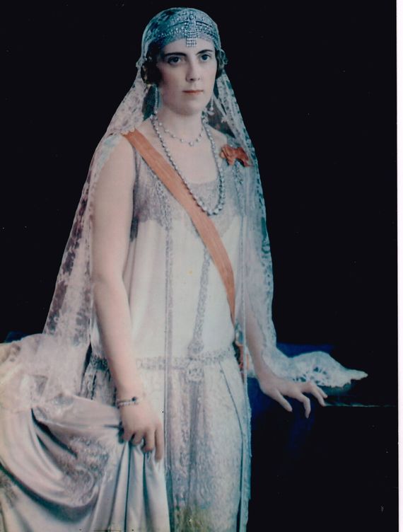 Esperanza Chávarri con la tiara y el collar de chatones. 