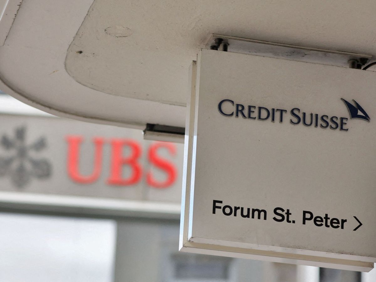 Foto: Los carteles de Credit Suisse y UBS. (Reuters/Denis Balibouse)