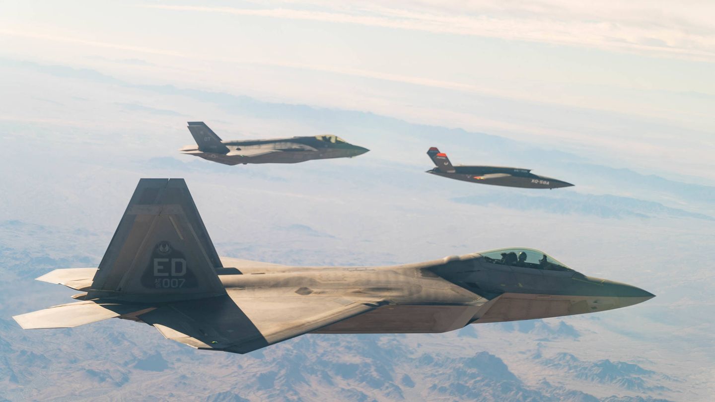 Imagen de la prueba del día 20 de diciembre de 2020 con un F-22, F-35 y XQ-58A en formación. (USAF)