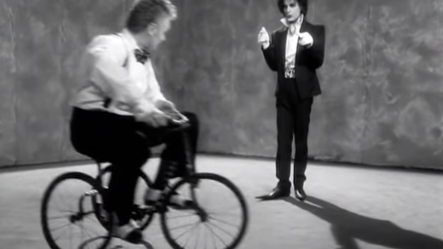 Freddie Mercury, vistiendo los zapatos puntiagudos de Locomía en el vídeo musical de 'I'm Going Slightly Mad'. (Youtube)