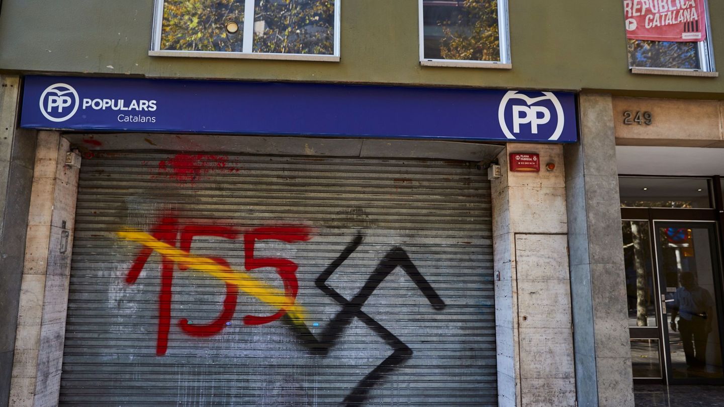 Pintadas en una sede del PP en Barcelona. (EFE)