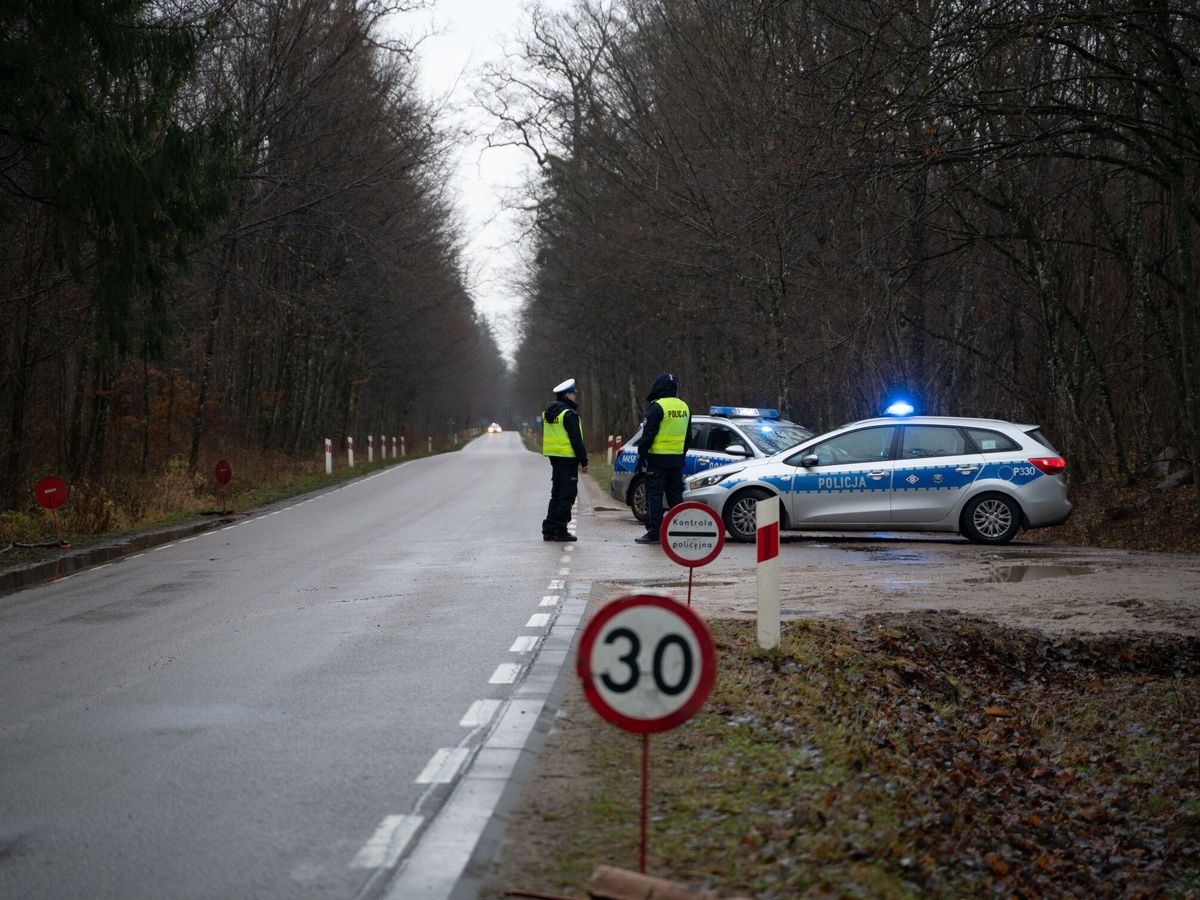 Foto: Puesto de control de la policía polaca en la zona de Hajnowka, cerca de la frontera con Bielorrusia. (Pablo González/EFE)
