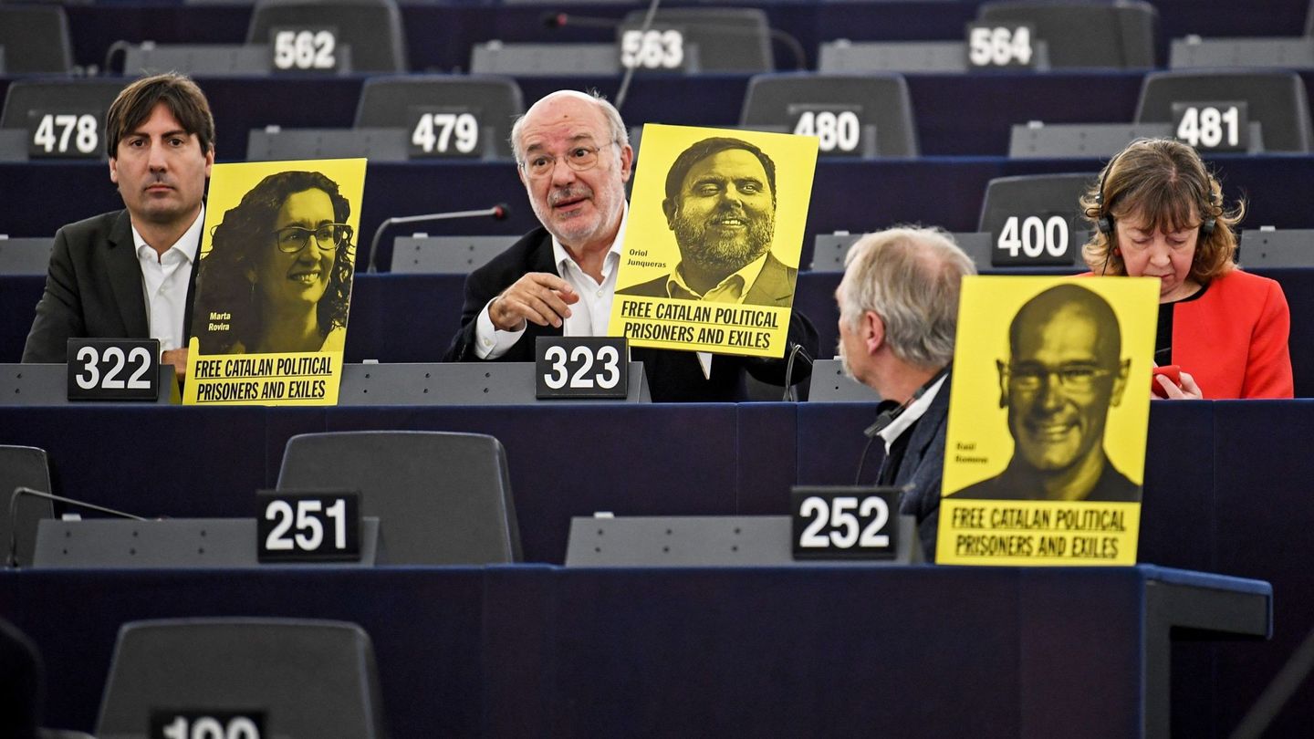 Eurodiputados muestran carteles en apoyo a líderes independentistas catalanes. (EFE)