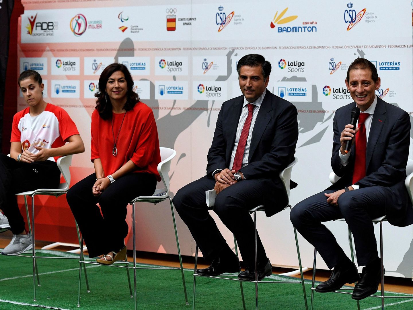 Cabello, junto a Miguel Carsi, de Toyota, María José Rienda y Carolina Marín. (EFE/Víctor Lerena)