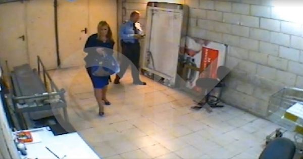 Foto: Imagen del vídeo en el que se ve a la presidenta tras el presunto hurto de dos botes de crema. (Foto: OK Diario)