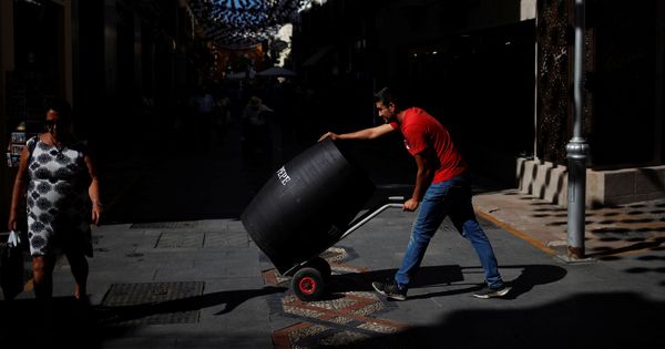 Foto: Un trabajador carga con un barril en Málaga. (Reuters)