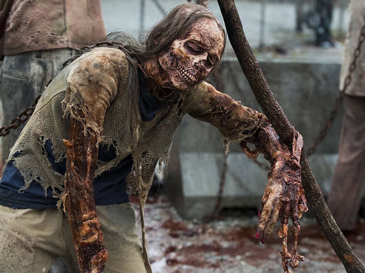 Hasta los zombies parecen aburridos en 'The Walking Dead'.