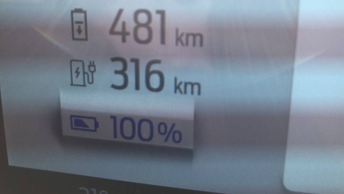 Partimos desde Galapagar, en Madrid, con la batería cargada por completo. El ordenador indica 481 kilómetros de autonomía estimada y 316 hasta el primer punto de recarga recomendado.