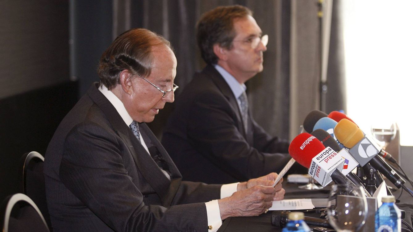 Foto: Joaquín Yvancos, al fondo, junto al fallecido José María Ruiz Mateos en una rueda de prensa en 2011. (EFE)