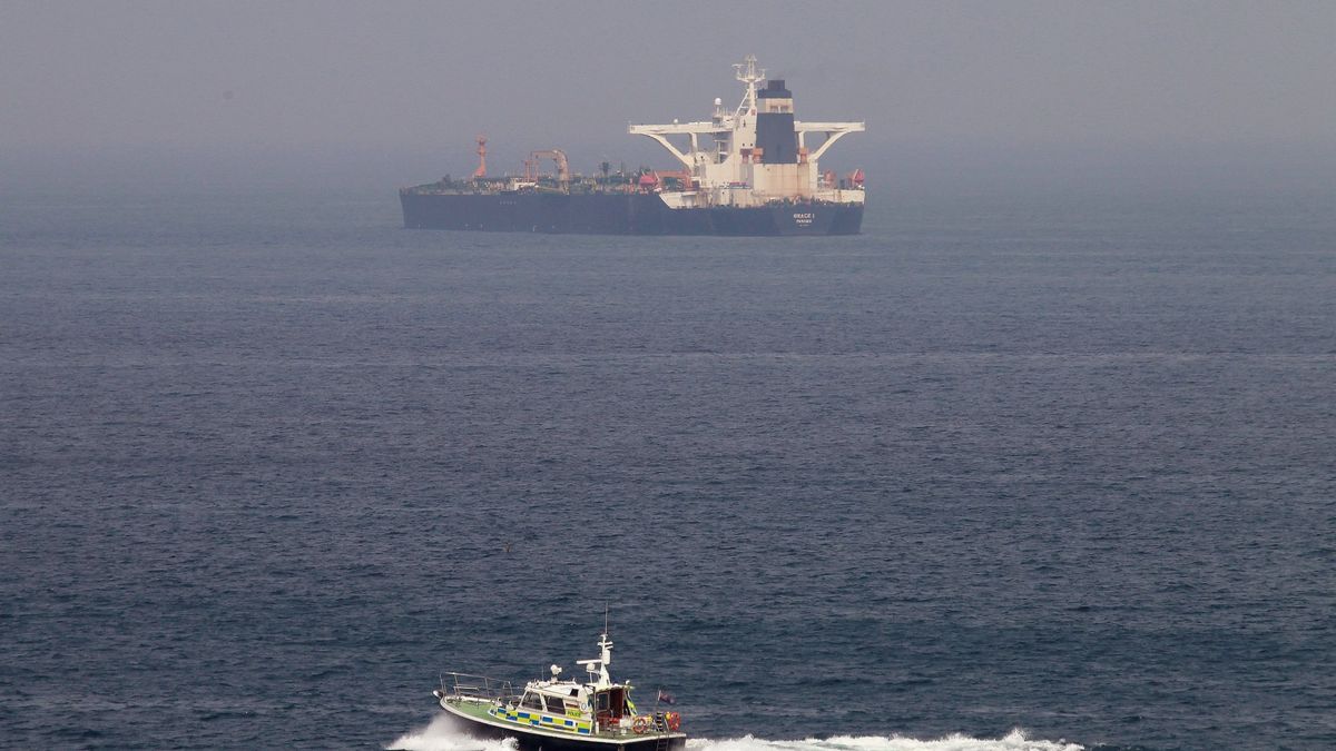 Los buques deberán pedir permiso a España para trasvasar petróleo ruso frente a Ceuta