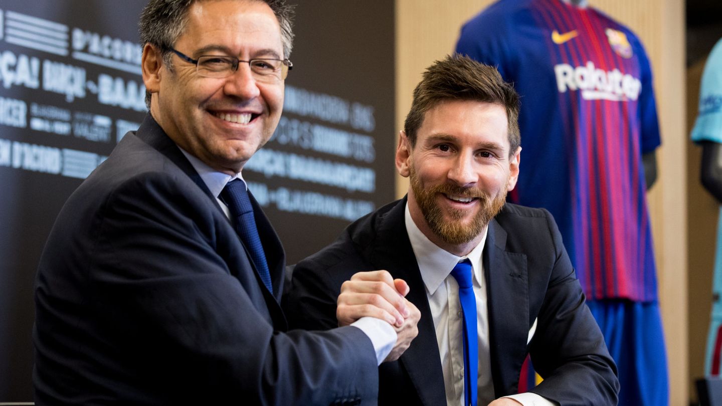 Josep Maria Bartomeu y Leo Messi, tras la última renovación del argentino con el Barça. (Reuters)