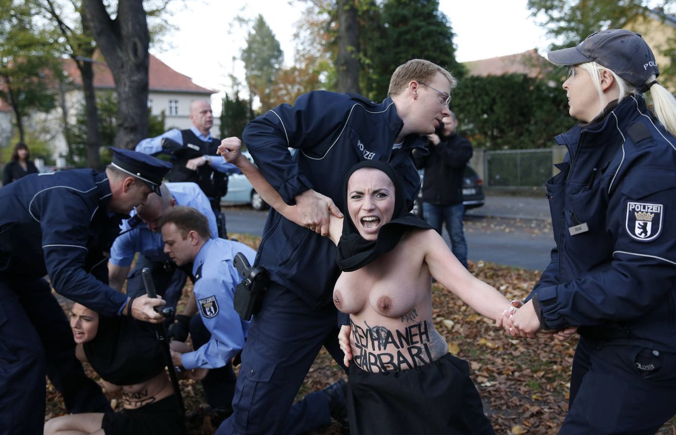 La policía alemana detiene a Zana Ramadani durante una protesta frente a la embajada iraní en Berlín, en octubre de 2014 (Reuters)
