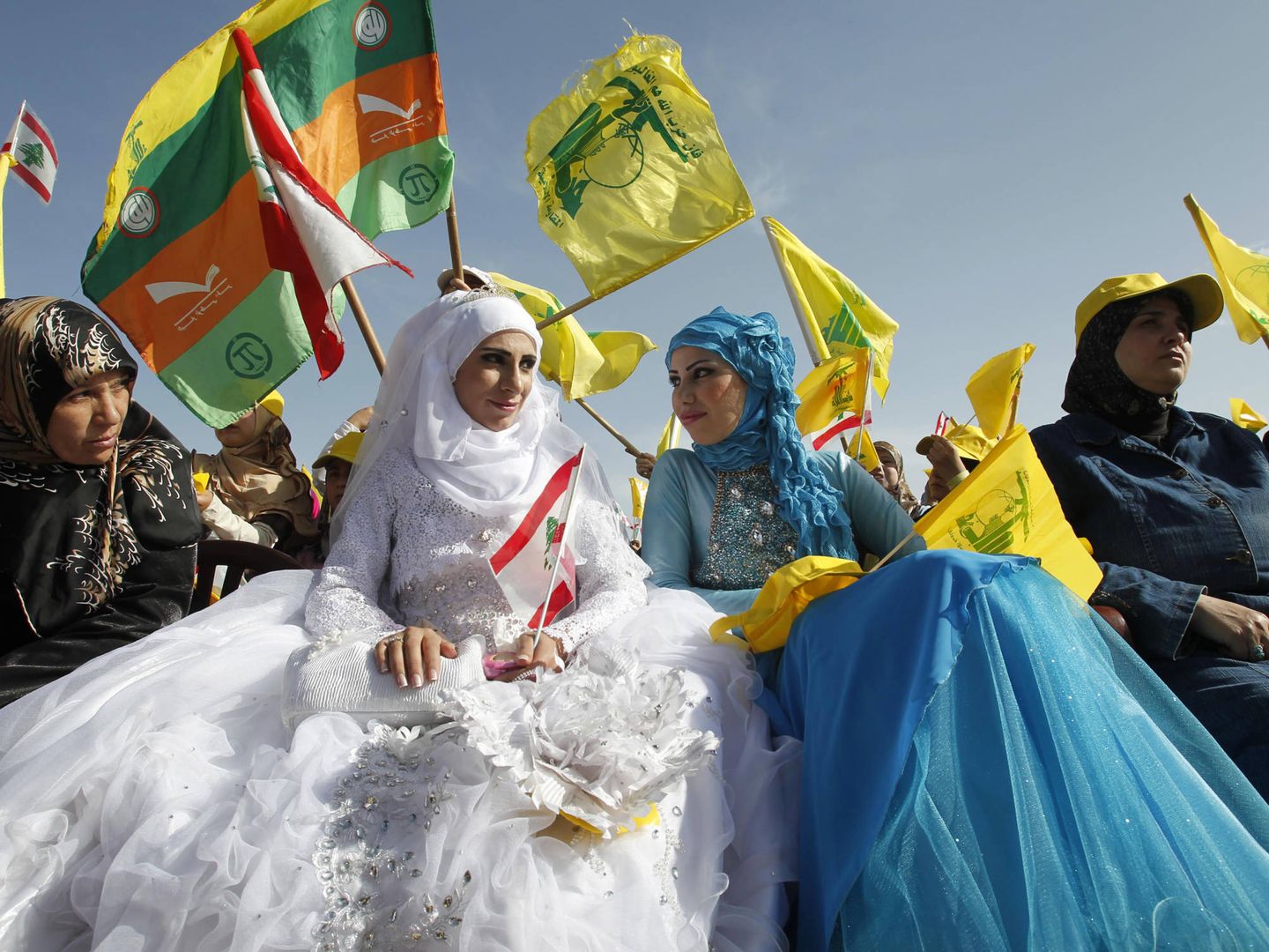 Seguiodres de Hezbolah tras una boda en Bint Jbeil, Líbano. (Reuters)