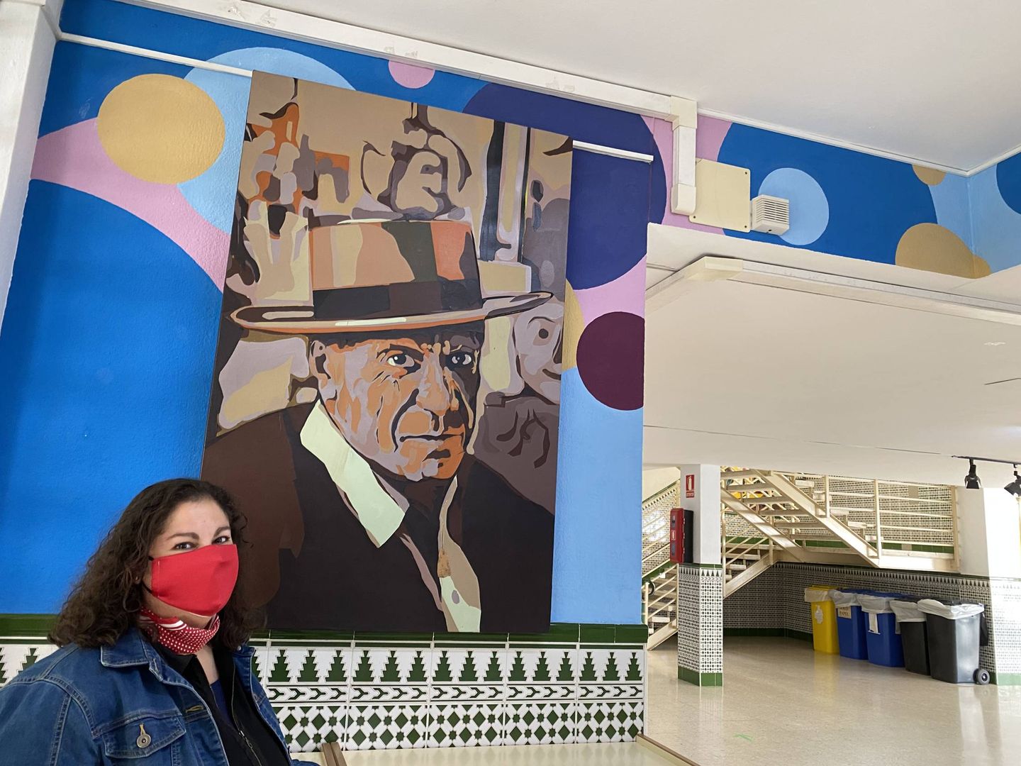 La directora del Instituto Picasso, junto a una reproducción del artista, en el interior del centro. (Agustín Rivera)