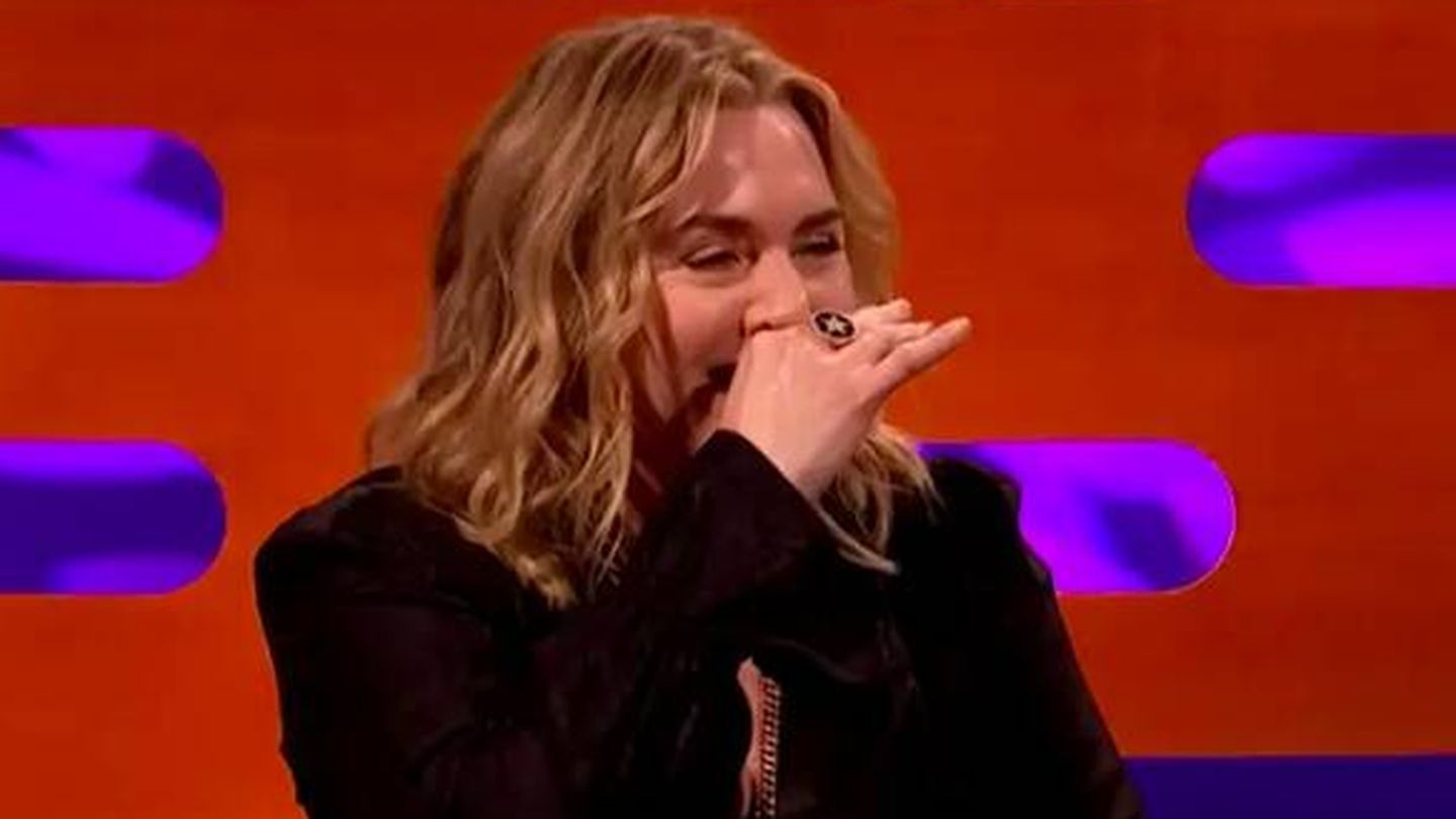 Kate Winslet se ríe durante la entrevista. (ITV)