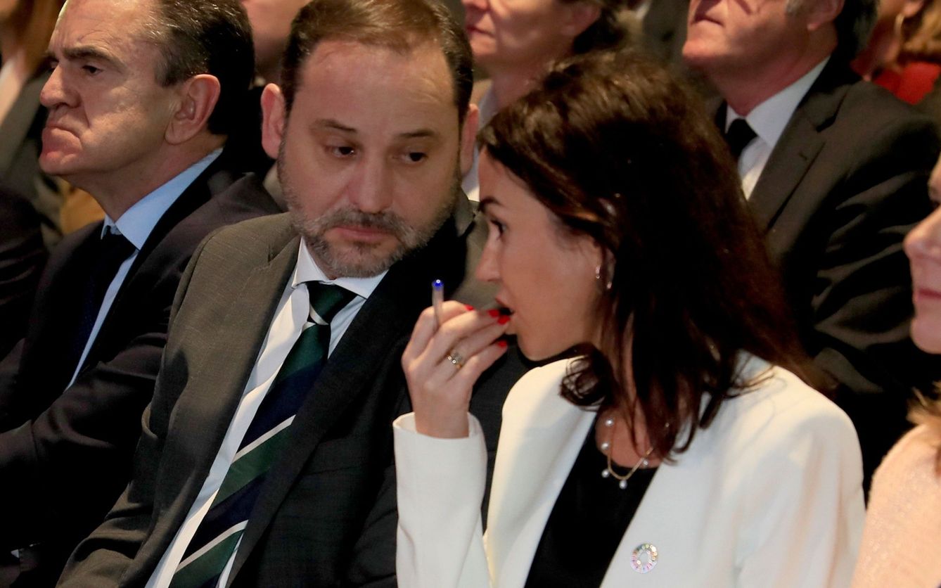 El ministro de Transportes, José Luis Ábalos, y la presidenta de Adif, Isabel Pardo de Vera. (EFE)