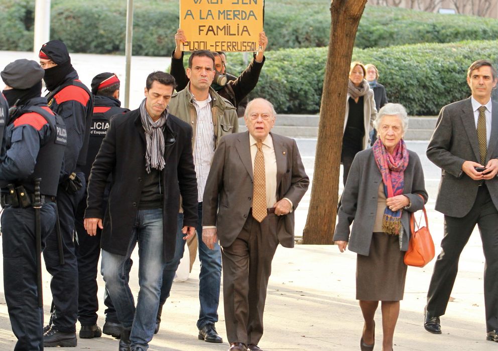 Foto: Jordi Pujol y Marta Ferrusola entrando a los juzgados (EFE)