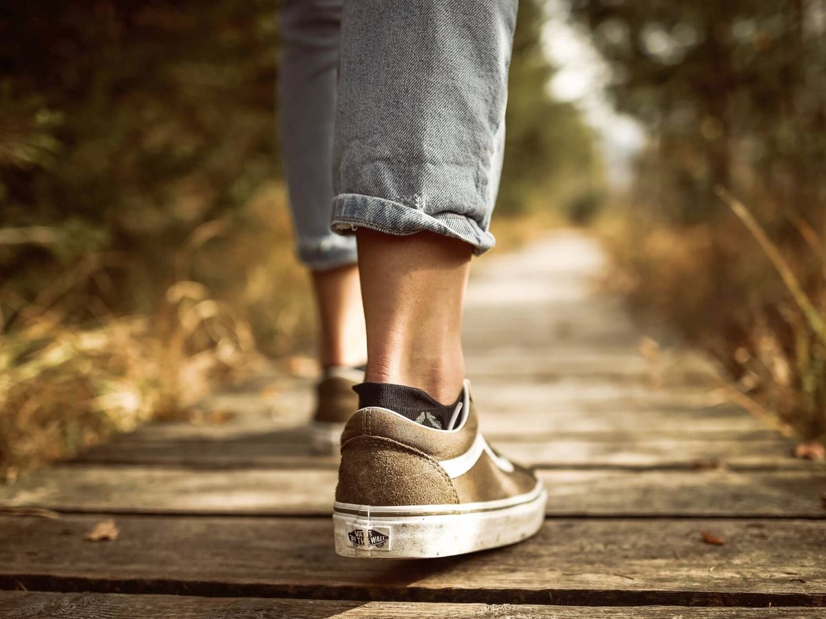 Foto: Caminar es uno de los ejercicios más fáciles para mantenerse saludable. (Pexels/Tobi)