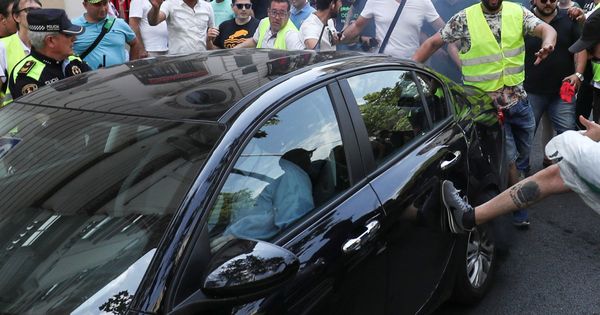 Foto: Taxistas golpean un coche de Uber durante la huelga del pasado julio. (Reuters)