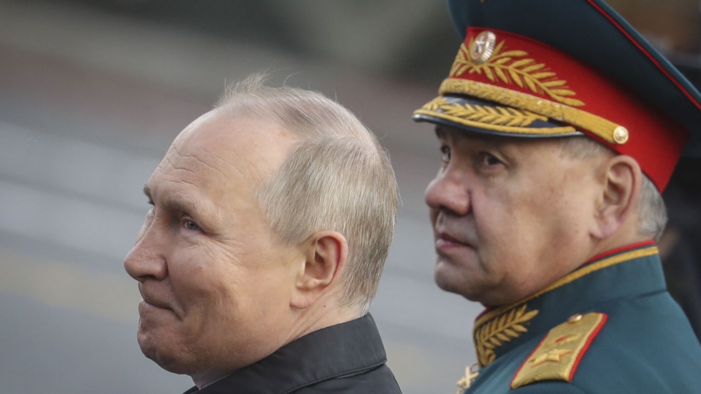 El ministro de Defensa ruso, Sergei Shoigu (d), junto al presidente ruso, Vladimir Putin (i). (EFE/ Maxim Shipenkov) 
