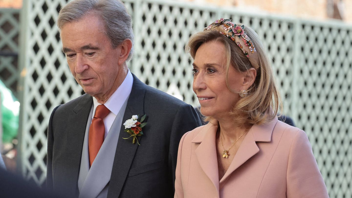 Bernard Arnault, con su acompañante en la boda de su hija. (Gtres)
