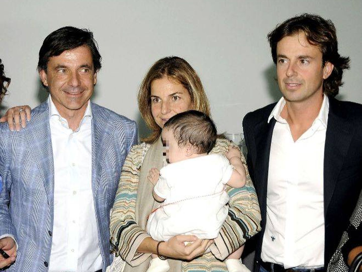 Arantxa entre su hermano Emilio y su todavía marido Josep Santacana. (Gtres)
