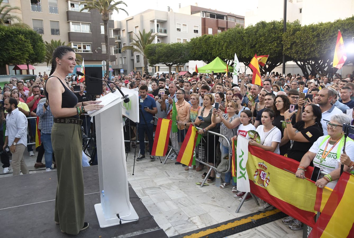 La candidata de Vox por la Junta de Andalucía, Macarena Olona, pronuncia un discurso durante un acto electoral de la formación en El Ejido. (EFE/Carlos Barba)