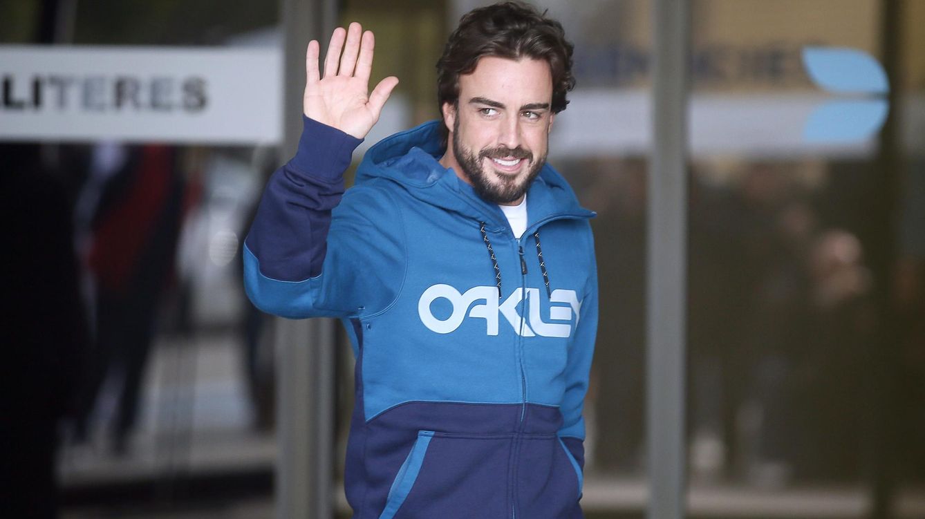 Foto: Fernando Alonso a su salida del Hospital General de Cataluña.