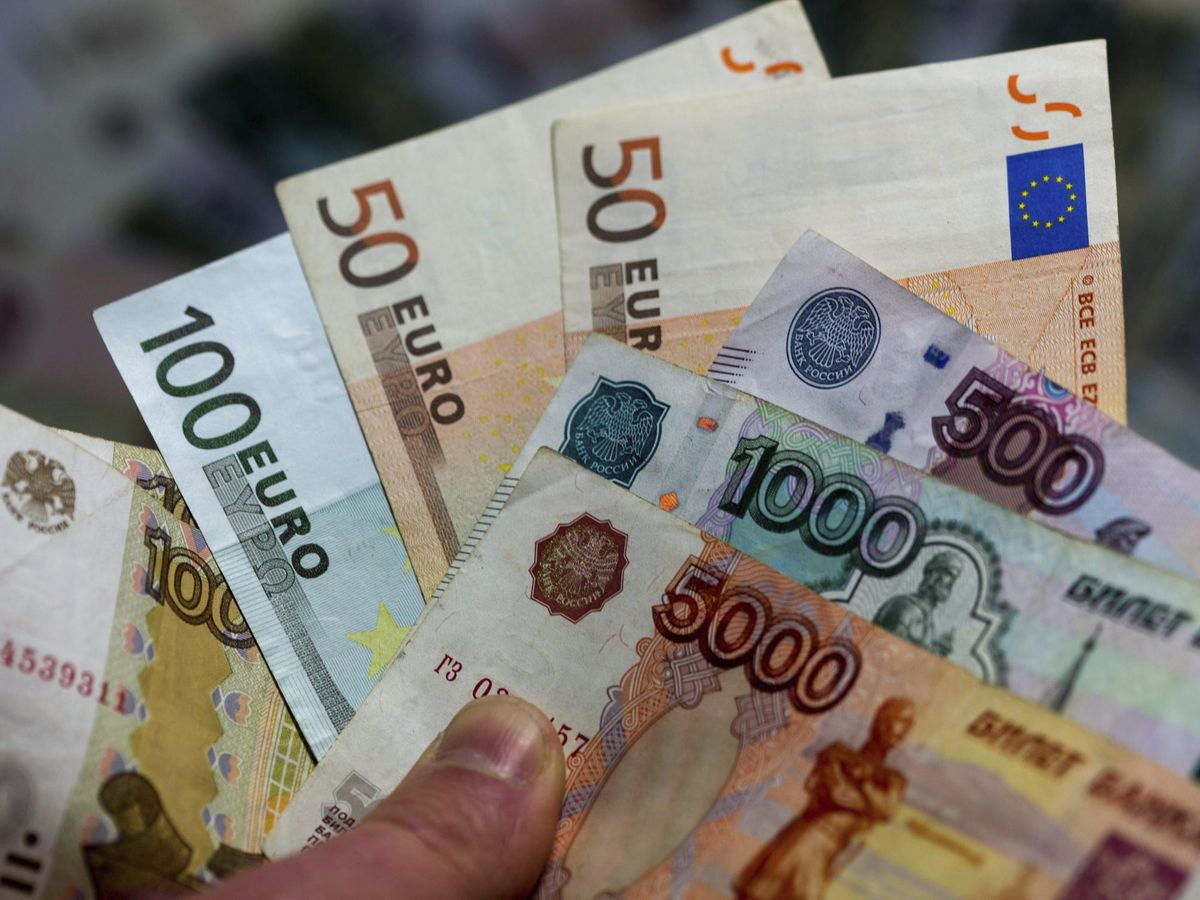 Foto: Rublos rusos y euros. (EFE/Jens Buettner)