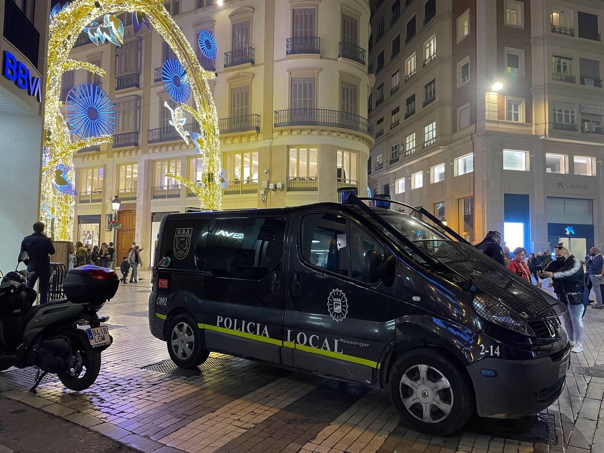 Foto: La Policía Local en la entrada de la calle Larios de Málaga. (Agustín Rivera)