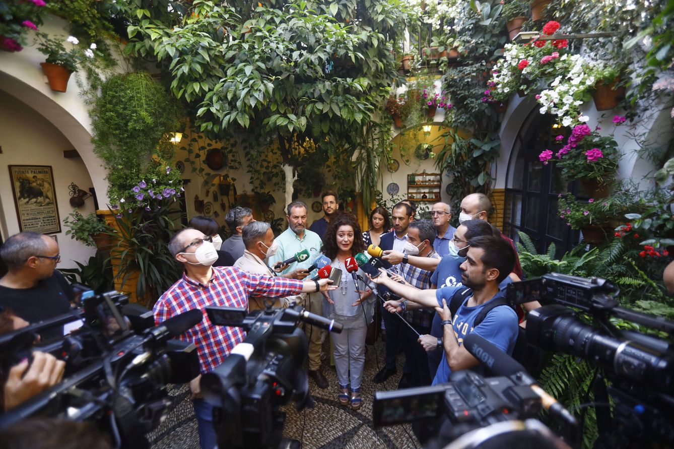 Inmaculada Nieto, candidata de Por Andalucía, atiende a la prensa. (EFE/Salas) 