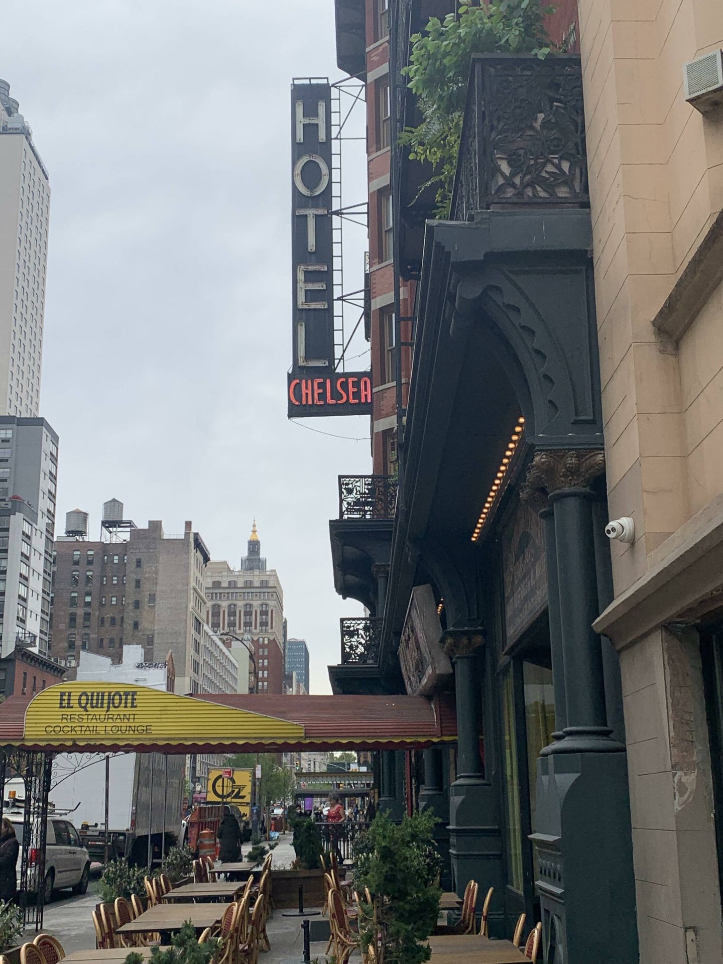 El cartel luminoso del Chelsea Hotel y la entrada del restaurante Don Quijote. (Irene Hdez. Velasco)