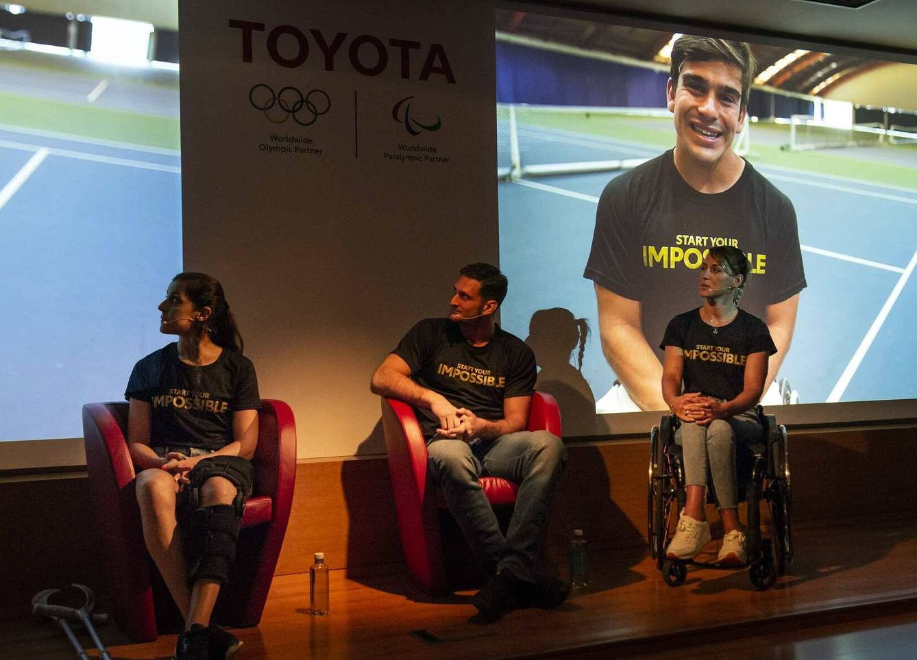 Los tres miembros del equipo Toyota, acompañados, a través de internet, por Martín de la Puente. 