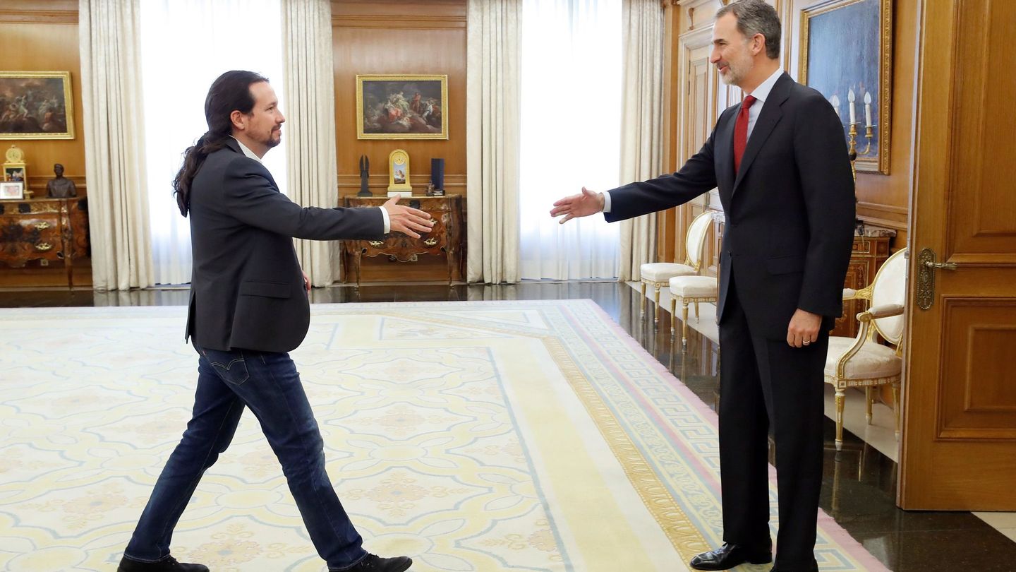 El rey Felipe VI saluda al líder de Podemos, Pablo Iglesias. (EFE)