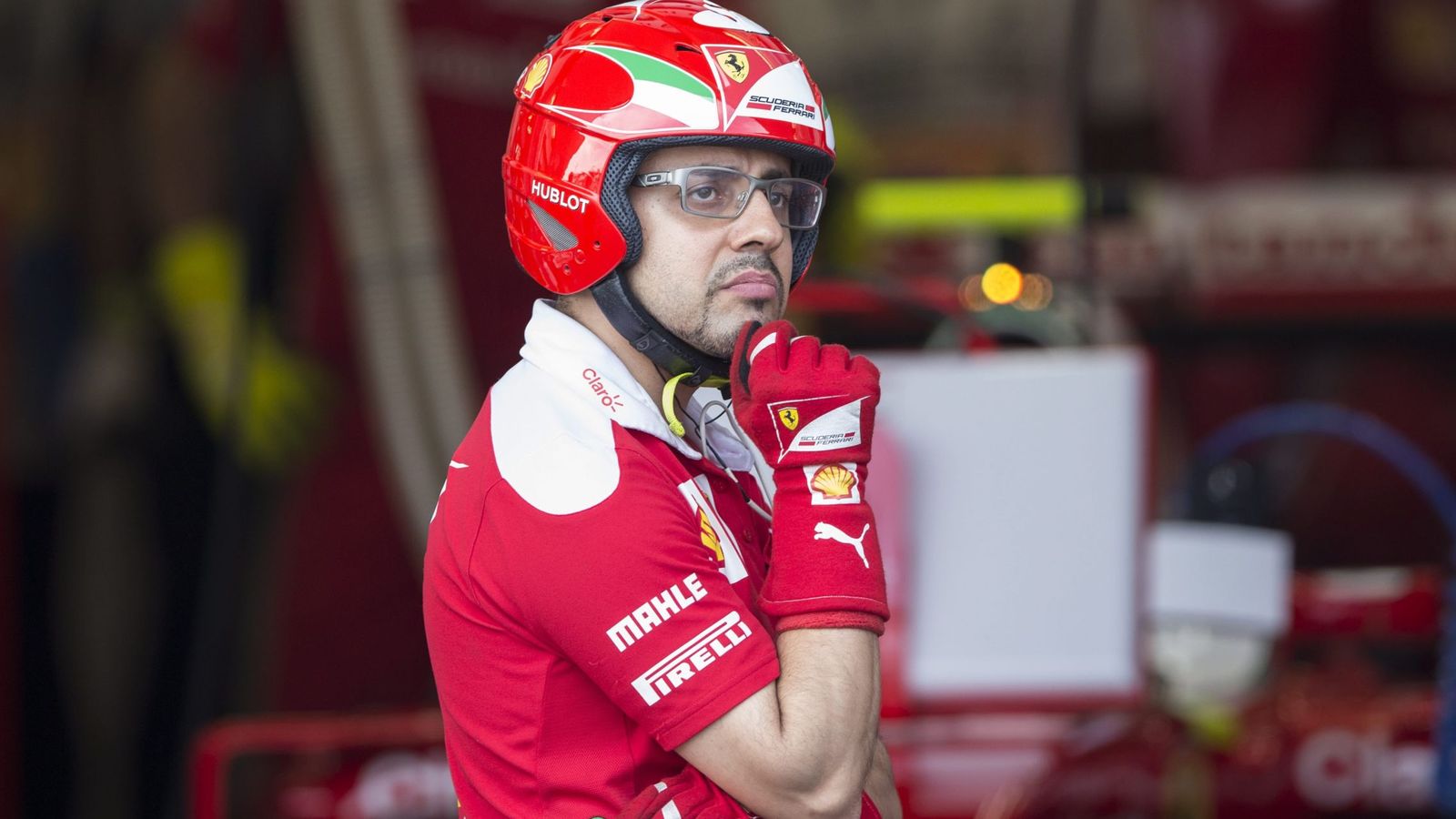 Foto: Un mecánico de Ferrari en el pasado GP de Europa, en Bakú.