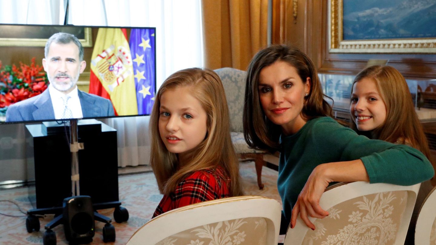 La reina Letizia, la princesa Leonor y la infanta Sofía viendo el discurso del rey Felipe. (EFE)