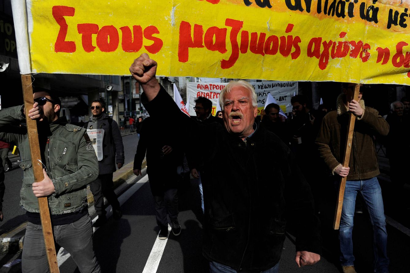 Manifestantes durante una huelga general contra las reformas en el mercado laboral, en Atenas, el 8 de diciembre de 2016 (Reuters). 