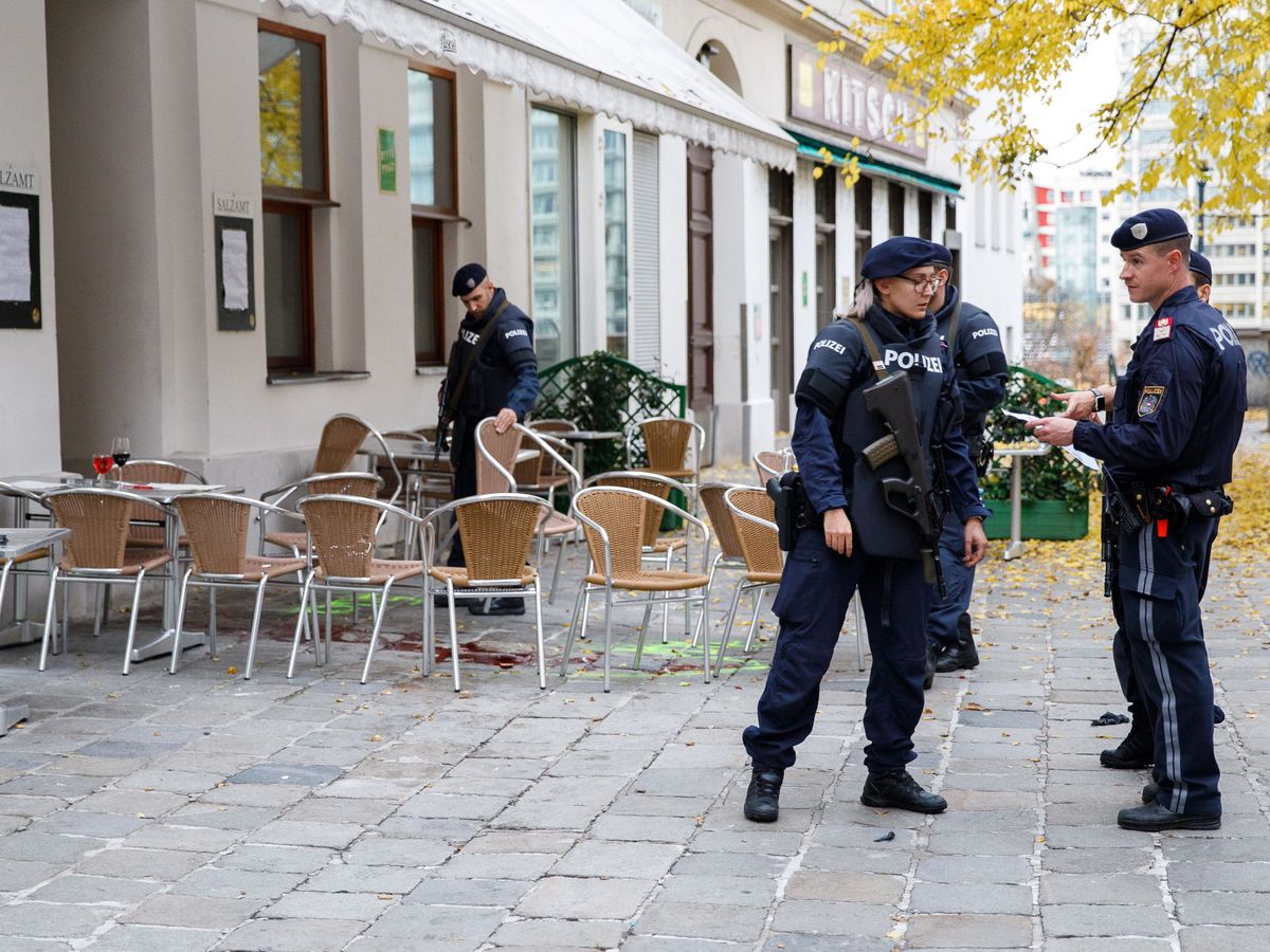 Foto: Policía austriaca en la terraza donde se perpetró el atentado. (Reuters)