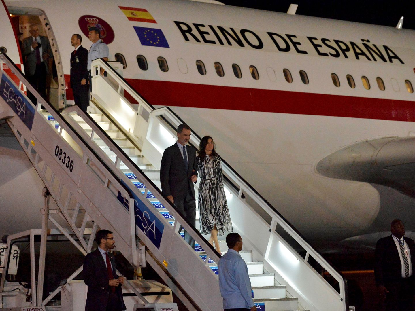 Los reyes Felipe y Letizia bajando del avión oficial. (EFE)