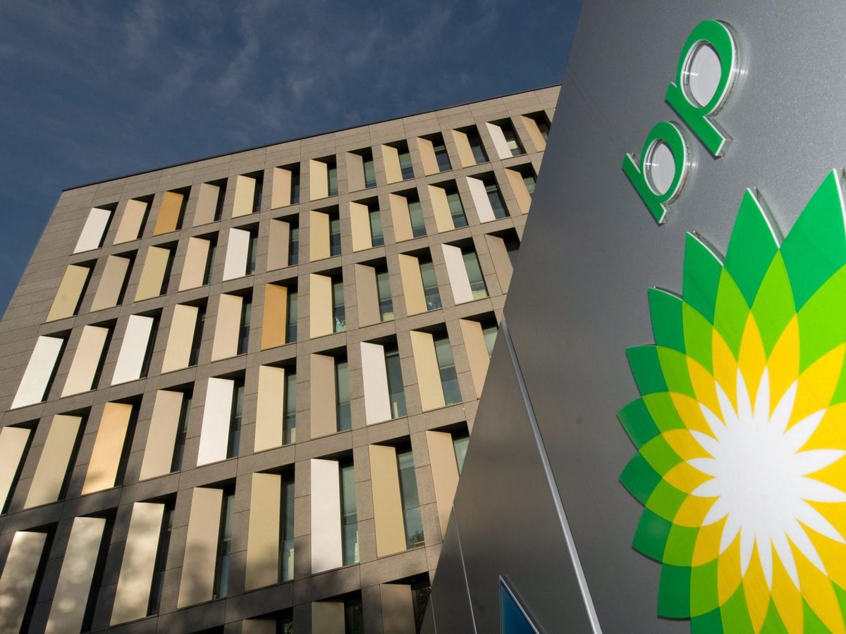 Foto: Logo de BP en la entrada de su sede en Bochum (Alemania). (EFE/Bernd Thissen)