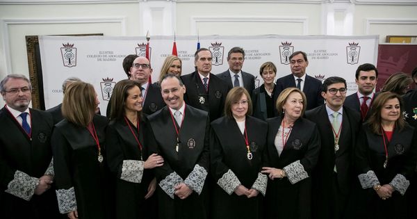Foto: El decano José María Alonso (3i detrás), junto al resto de la junta de gobierno del ICAM. (EFE)