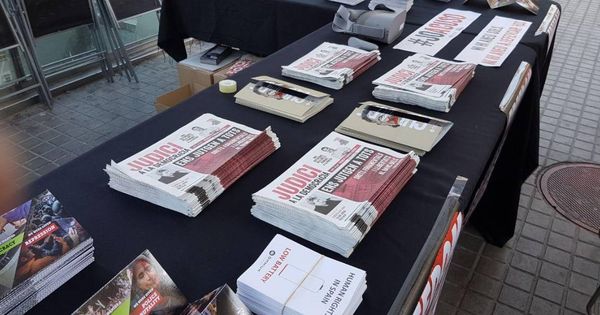 Foto: Periódicos, folletos, dípticos... en un 'stand' de Òmnium Cultural en pleno centro de Barcelona