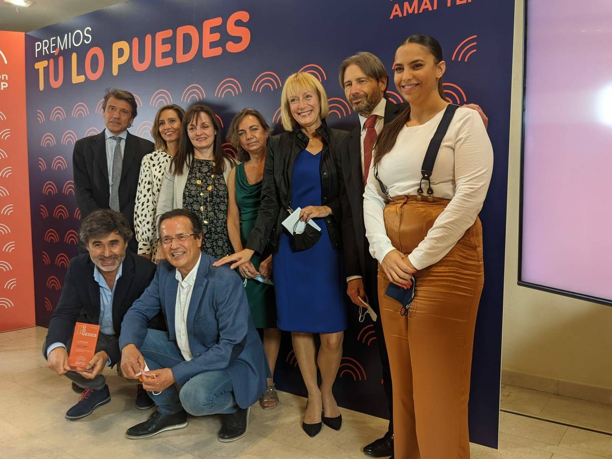 Foto: El jurado y los galardonados del I Premio de Periodismo de AMAI.