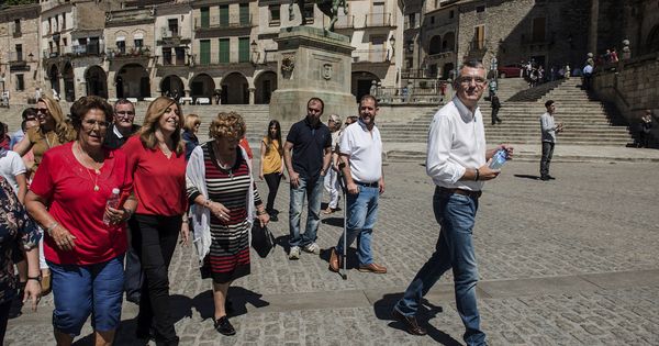 Foto: Susana Díaz, paseando por Trujillo, en Cáceres, con varios simpatizantes socialistas, este 20 de mayo. (EFE)