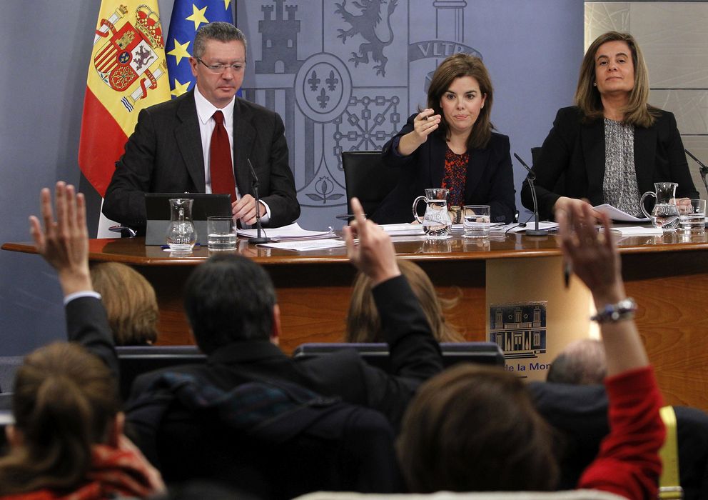 Foto:  El ministro de Justicia, Alberto Ruiz-Gallardón (i), durante la rueda de prensa. (EFE)