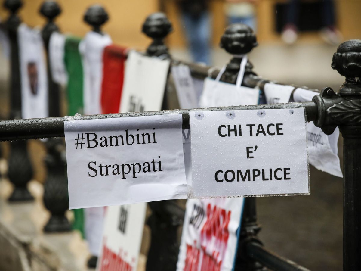 Foto: Protesta por el Caso Bibbiano en Italia, "quien calla es cómplice". (EFE/Lami)