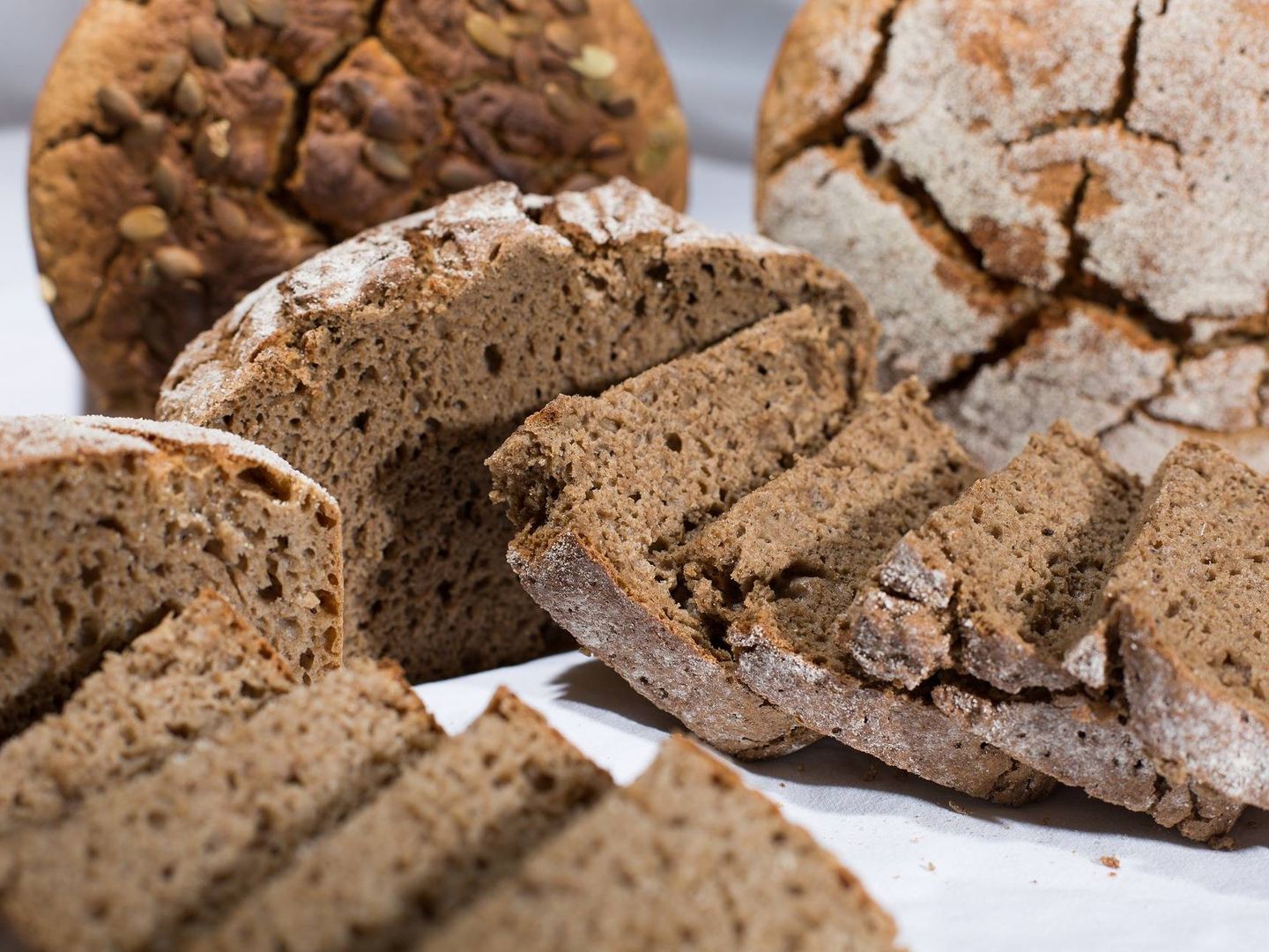 El pan de centeno tiene un elevado contenido proteico.